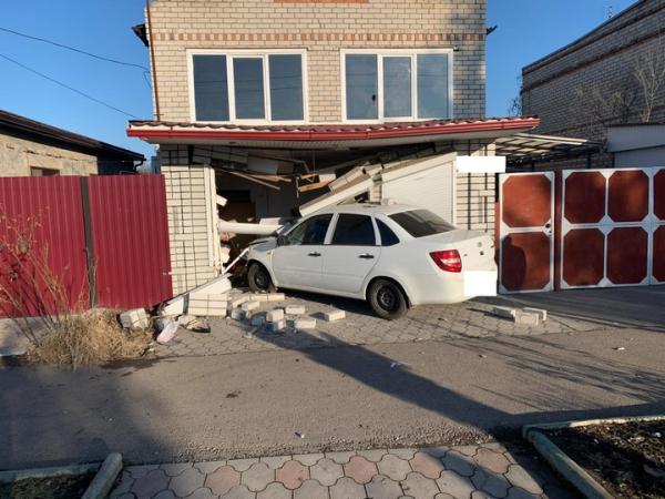 В Новопавловске «Гранта» снесла ворота и стену частного дома